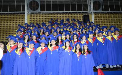 Los alumnos finalizaron los actos de graduación cantando el “Himno Lasallista” frente al público que los acompañó.