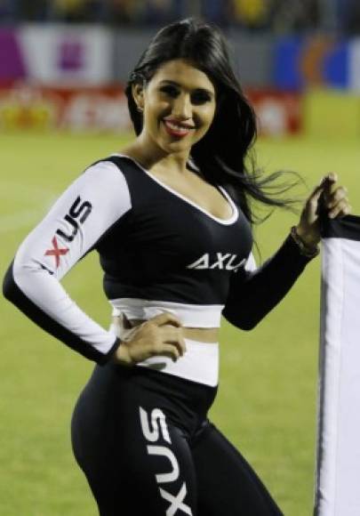 Otra de las hermosas chicas que robaron suspiros en el estadio Morazán.