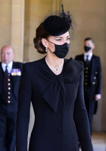 Kate rindió homenaje al abuelo de su esposo con un atuendo cargado de símbolismos, incluyendo una gargantilla de perlas que le fue regalada a la reina Isabel II en 1947 para celebrar su matrimonio con Felipe.