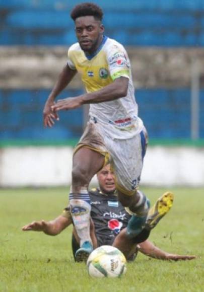 <br/>Clayvin Zúniga: El delantero hondureño de 28 años de edad es sensación en El Salvador luego de sus grandes partidos con el Municipal Limeño. En tierras salvadoreñas se menciona que los clubes Alianza, Fas y el Águila se disputan su fichaje, anteriormente fue vinculado también en Brasil.<br/>