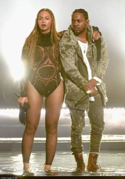 Antes de finalizar el show, en medio de un baile que evocó las ceremonias tradicionales de las tribus africanas, apareció en el escenario Kendrick Lamar, quien rapeó al compás de los pasos de baile de la esposa de Jay Z y las chicas.