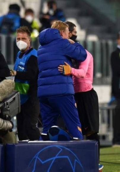 Así fue el fraternal abrazo que le dio Koeman a Messi al final del partido.
