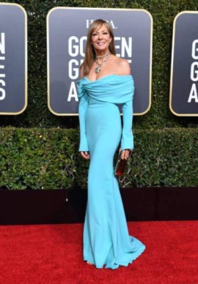 La actriz Allison Janney lució radiante y bella luciendo un vestido que marcaba su espectacular figura a los 59 años.