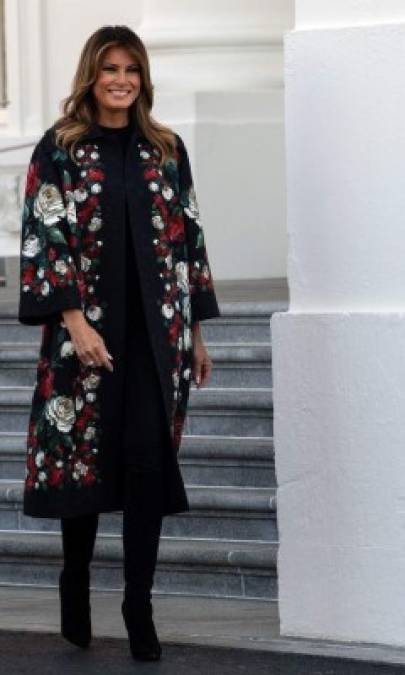 Melania lució muy elegante para la ocasión con un abrigo floral de Dolce and Gabbana valorado en unos 4,000 dólares.