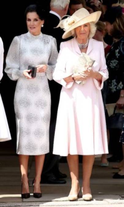 Spain's Queen Letizia (L) and Britain's Camilla, Duchess of Cornwall watch the procession to St George's Chapel to for the Most Noble Order of the Garter Ceremony in Windsor Castle in Windsor, west of London on June 17, 2019. - The Order of the Garter is the oldest and most senior Order of Chivalry in Britain, established by King Edward III nearly 700 years ago. (Photo by Steve Parsons / POOL / AFP)