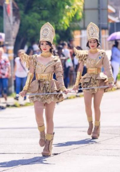 Entre estos destacó el cuadro de palillonas de colegio porteño 'Instituto Ebenezer', que se robaron las miradas con su carisma y sus bellos trajes.<br/>