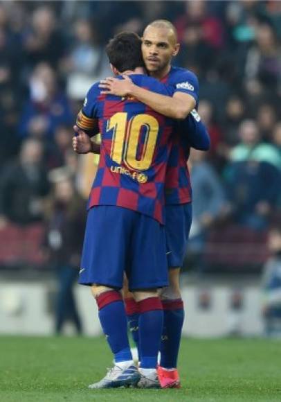 Messi se abraza con Martin Braithwaite, quien le dio la asistencia para su cuarto gol del juego ante Eibar.