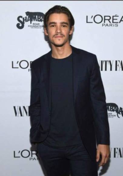 Brenton Thwaites - 29 partner Chloe Pacey desde 2015 Birdie Thwaites 2<br/>Edad:29 años<br/>Mejor conocido por: Pirates of the Caribbean: Dead Men Tell No Tales<br/><br/>El actor australiano también ha tenido pequeños roles en cintas como Maléfica.<br/>