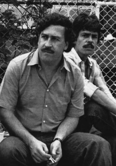 La versión oficial de las autoridades colombianas afirma que fue Hugo Aguilar, un agente de policía quien ejecutó a Escobar de un certero disparo en la cabeza, sin embargo, otras teorías de medios colombianos afirman que el capo pudo ser abatido por paramilitares o incluso habría acabado el mismo con su vida tras verse acorralado por las fuerzas de seguridad.