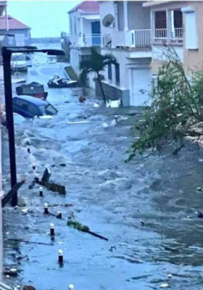 'El ruido del viento se parece al de un tren de carga. Reportes de tejados arrancados', dijo por su parte en un tuit el gobernador de la isla de Saba, otro territorio de ultramar holandés, Jonathan Johnson.