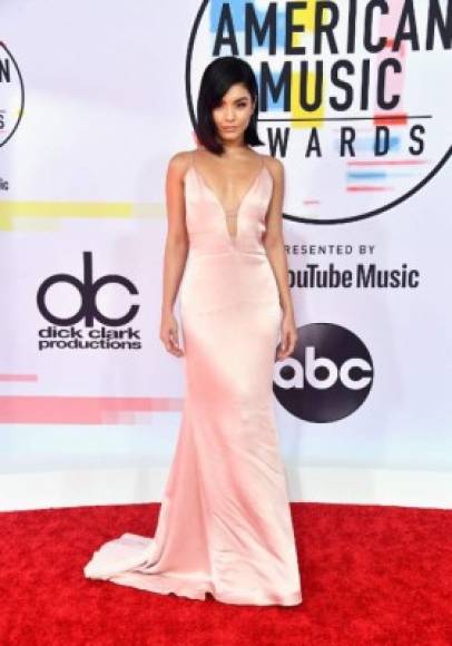 Vanessa Hudgens<br/><br/>La actriz lució impecable en un vestido de satin color rosa pálido.<br/>