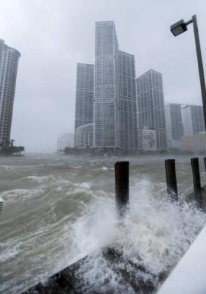 Las costas de Miami y Miami Beach estaban inundadas por la marejada causada por el huracán Irma que impactó el sur de la Florida este domingo por la mañana.
