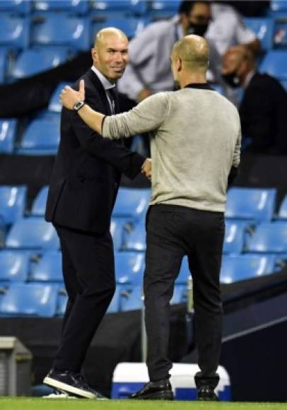 Zidane y Guardiola se saludan al final del partido.