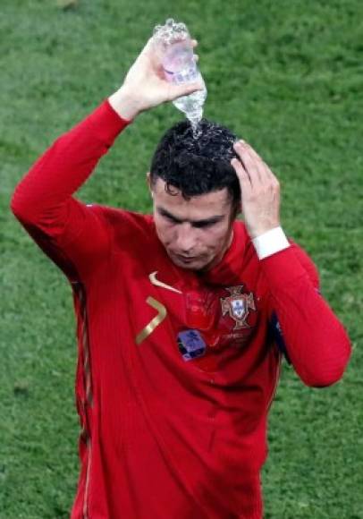 Cristiano Ronaldo refrescándose con agua durante un lance del partido.