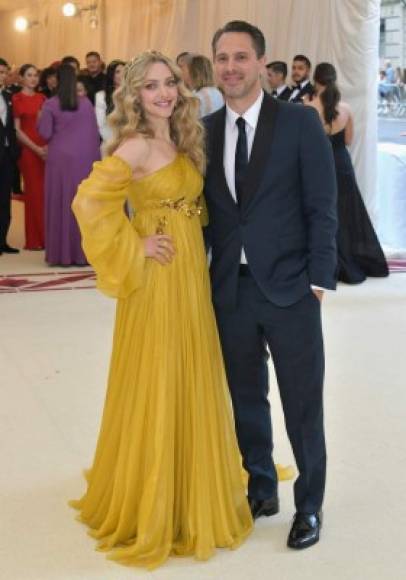 La actriz Amanda Seyfried acudió con su esposo Thomas Sadoski.