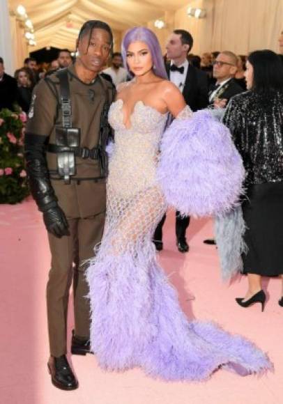 Más temprano esa misma noche Kylie desfiló por la alfombra rosa de la MET Gala junto a su novio, Travis Scott.