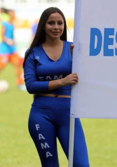Ella adornó el estadio Juan Ramón Brevé Vargas durante el partido Juticalpa-UPN.