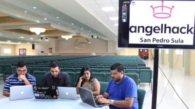 Joshua Welchez, Richard Siwady, Laura Guevara y Óscar Soriano, parte del staff del hackaton, realizan los registros del evento en la la UTH.