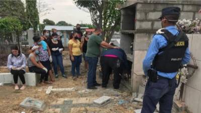 Los cuerpos del abogado Hernán Ricardo Contreras y sus padres Ricardo Contreras y Ana Delfina Sarmiento descansan en un mausoleo en el cementerio La Piedad.