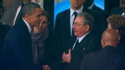 Durante el funeral de Nelson Mandela, Raúl Castro y Barack Obama se dieron un apretón de manos.
