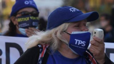 Varios tepsianos, nombre relativo a los beneficiados por el TPS (Estatus de Protección Temporal), protestan en los alrededores de la Casa Blanca, en Washington. EFE