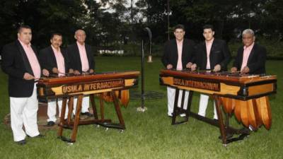 Los integrantes de la Marimba Municipal ponen a bailar a los sampedranos con su música.