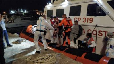 El gobierno italiano, por razones médicas, permitió el desembarco de 13 personas que permanecían en el Open Arms. EFE