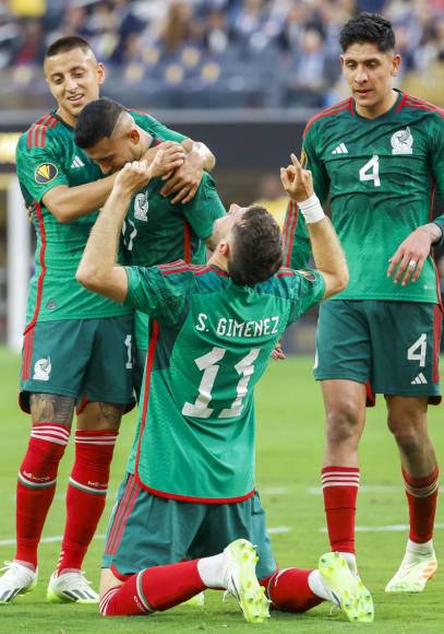 Santi Giménez se puso de rodillas y agradeció a Dios por el gol.