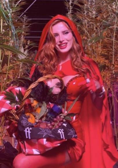 Bella Thorne como Caperucita Roja.'Lil red la abuela no aprueba mi atuendo', escribió Bella sobre su sexi disfraz.