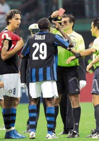 El 2 de octubre del 2007, el delantero David Suazo como pocas veces en su carrera fue expulsado del terreno de las acciones en un duelo entre Inter vs PSV por la Champions League.