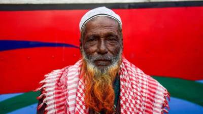 Los hombres con barbas que parecen llamas de fuego son la 'moda' en Bangladés.