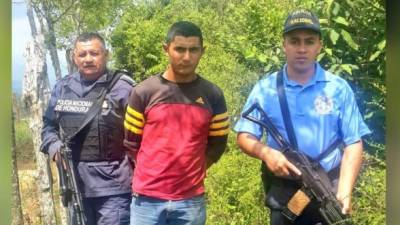 Eliober Rivas Ramos, detenido por agentes de seguridad.