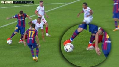 Lionel Messi fue derribado en el área por Diego Carlos al minuto 92.