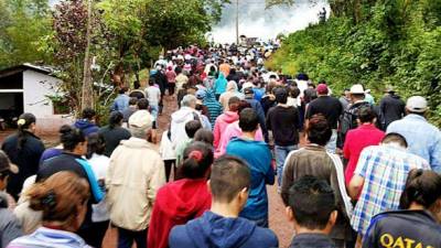 Los pobladores caminaron tras el ataúd recordando entre pláticas la labor de Alicia López en tres periodos.