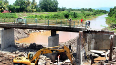 Según pobladores de La Fragua el puente no se finaliza por falta de pagos del Gobierno a la constructora.
