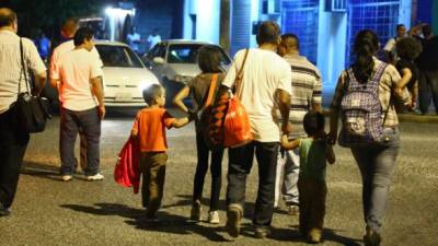 Una familia de migrantes sampedranos llega al Hogar El Edén.