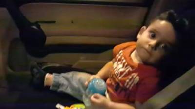 La madre del niño grabó las imágenes desde el interior del coche y ahora es viral en las redes sociales.