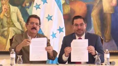Manuel Zelaya y Jorge Cálix muestran el acuerdo firmado.