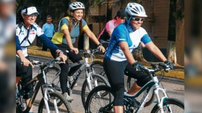 Hondureñas en bicicleta. Foto de archivo.