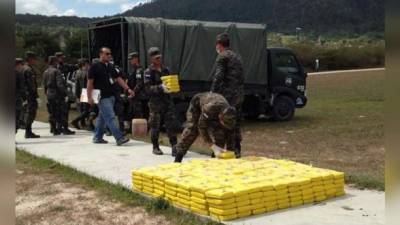 En esa imagen 450 kilos de cocaína que fueron incinerados por autoridades hondureñas. Foto de archivo.