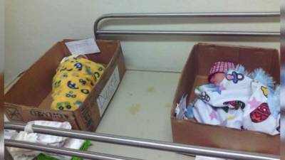 Dos recién nacidos son colocados en cajas de cartón en el Hospital Atlántida de La Ceiba, al norte de Honduras. Foto de archivo.