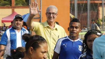 Michael George Dulick mientras ingresaba al recinto deportivo.