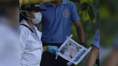 Los cuerpos fueron dejados en bolsas negras con una copia de fotografías pegadas con cinta adhesiva.