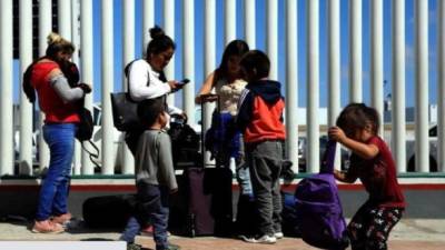 Los menores han sido abandonados, viajan solos expuestos al hambre, trata de personas y otros peligros.