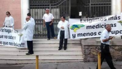 Los médicos exigen que se les incremente el salario.