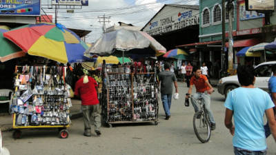 Los vendedores ambulantes se han tomado las calles, como lo muestra la grafica tomada frente a una terminal de buses.