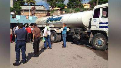 Los empleados del Sanaa protestan por la falta de pago.