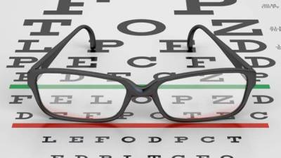 Lo más recomendable es visitar a un oftalmólogo para hacerse una revisión en la vista.