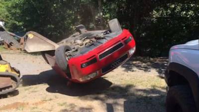 El padre destruyó el auto de la joven tras encontrarla 'muy acaramelada' con su novio.