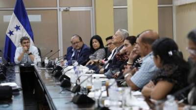 Reunión. Juan Orlando Hernández, presidente de Honduras, junto a miembros del Gabinete Económico y otros sectores.